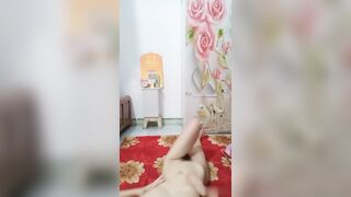 良家小夫妻露脸深夜埋头骨干啪啪给狼友看，吃奶玩逼舔弄大鸡巴，让大哥揉着骚奶子各种抽插，小嫂子还害羞呢