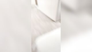 蝴蝶逼小骚货全程露脸让大哥爆草蹂躏，激情上位淫声荡语叫爸爸，淫水多多骚逼特写，双手捧着鸡巴舔弄好骚啊