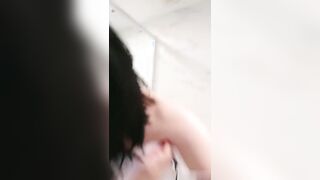 蝴蝶逼小骚货全程露脸让大哥爆草蹂躏，激情上位淫声荡语叫爸爸，淫水多多骚逼特写，双手捧着鸡巴舔弄好骚啊