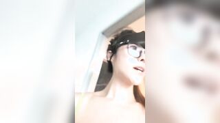 健身小骚货勾搭老外！回房间激情操逼！站立一字马大屌插穴，受不了我要来了，客厅干到阳台